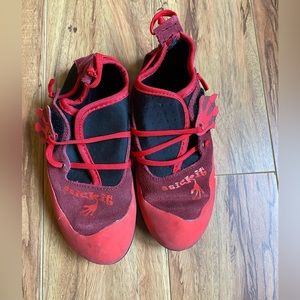 La Sportiva rock climbing shoes. Size 2-3. Unisex.